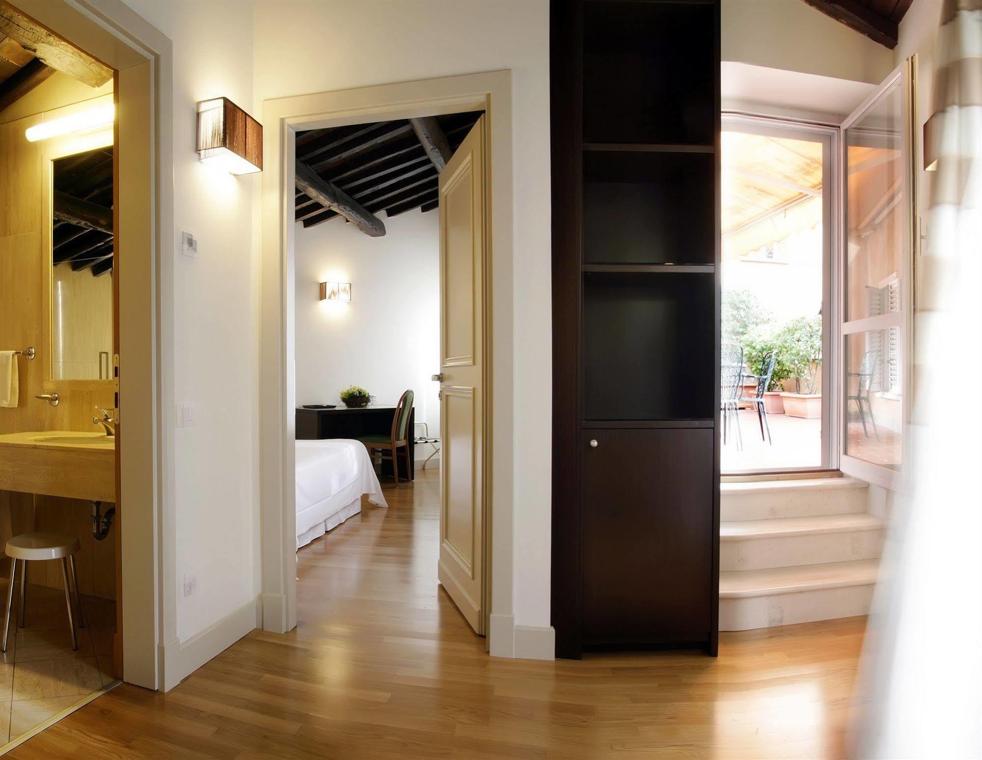 Hotell Santa Chiara 3*
